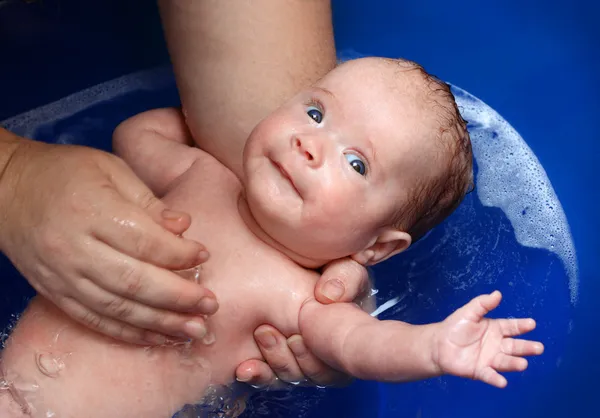Новорожденный ребенок в ванне — стоковое фото