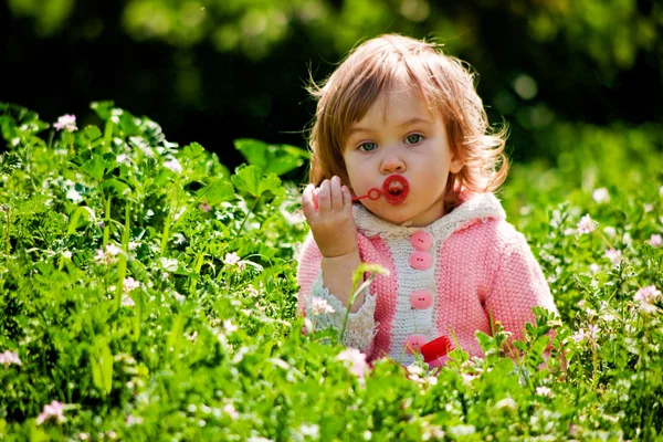 Ребенок, играющий в траве — стоковое фото