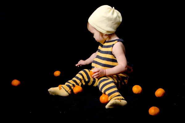 Детские пчела с мандаринами — стоковое фото