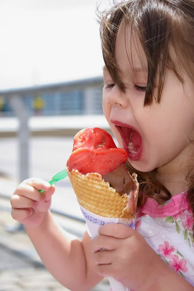 Маленькая девочка, едящая мороженое — стоковое фото