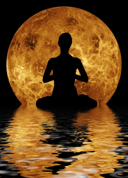 Йога на лунном и водном фоне — стоковое фото