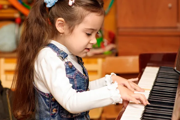 Девушка играет на пианино — стоковое фото
