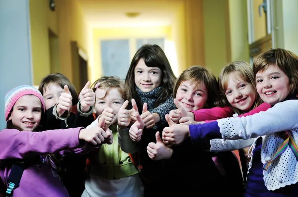 Счастливая детская группа в школе — стоковое фото