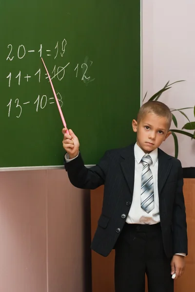 Школьник на уроке математики — стоковое фото