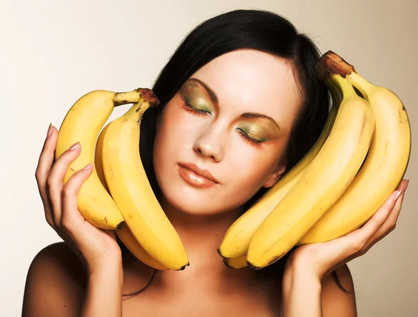 Брюнетка с бананами — стоковое фото