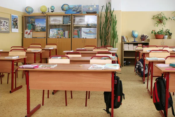 Пустой класс в начальной школе — стоковое фото