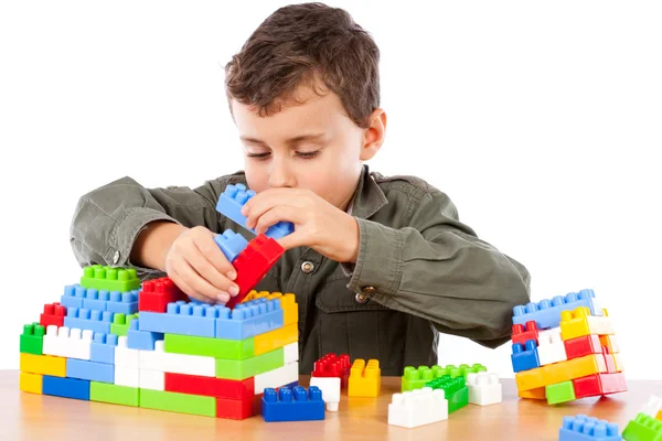Маленький мальчик, играя с пластиковой кубов — стоковое фото