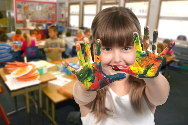 Картина ребенка школьного возраста с ее руки — стоковое фото