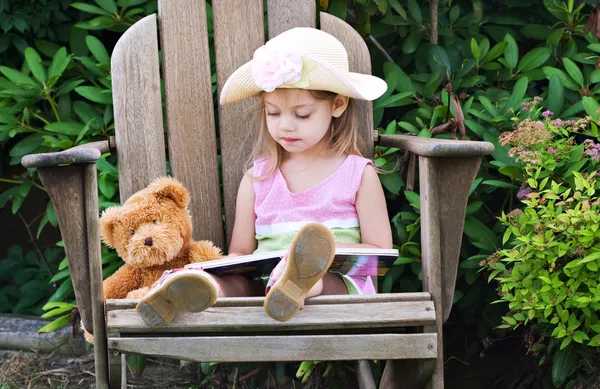 Чтение ребенка плюшевый медведь — стоковое фото