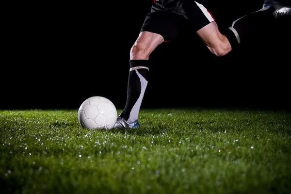 Футбол в темноте — стоковое фото