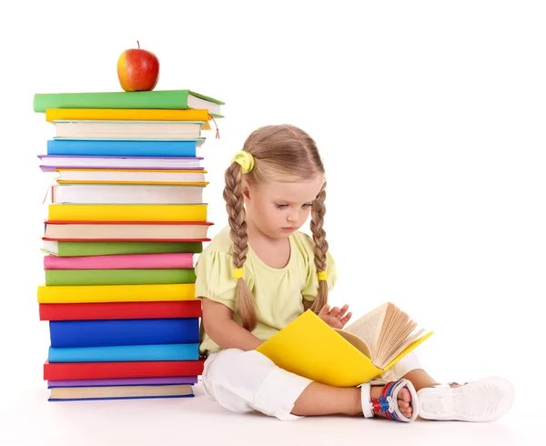 Ребенок, сидящий на груде книг — стоковое фото