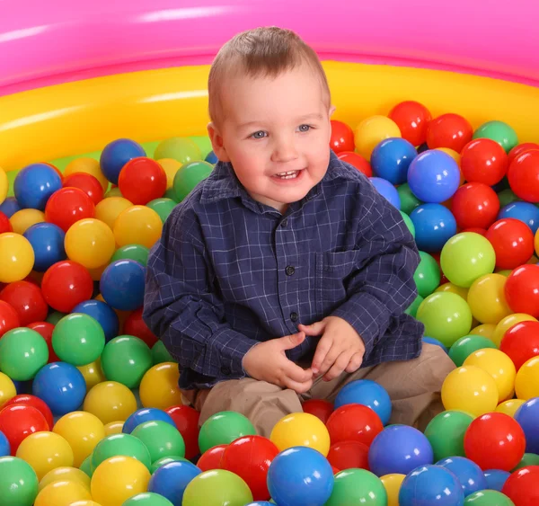 День рождения мальчика в цветные шарики — стоковое фото