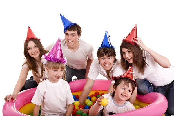 Счастливая семья с детьми в партии шляпа — стоковое фото