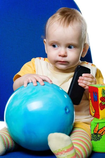 Маленький мальчик с мячом — стоковое фото