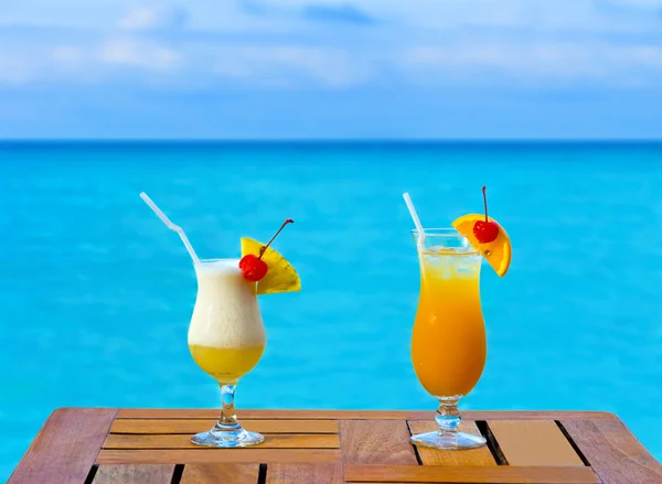 Два коктейля на столе — стоковое фото