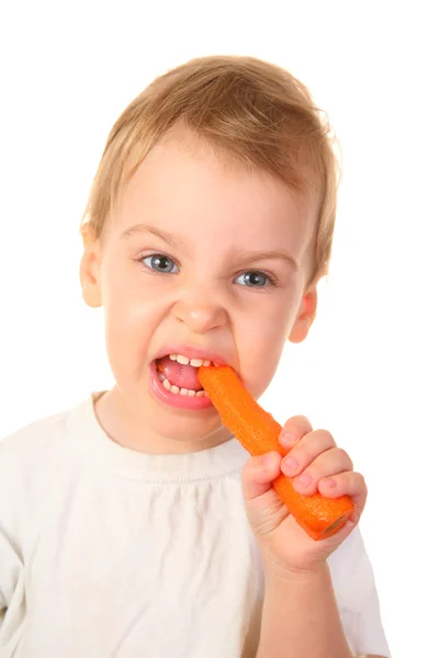 Ребенок с морковью — стоковое фото