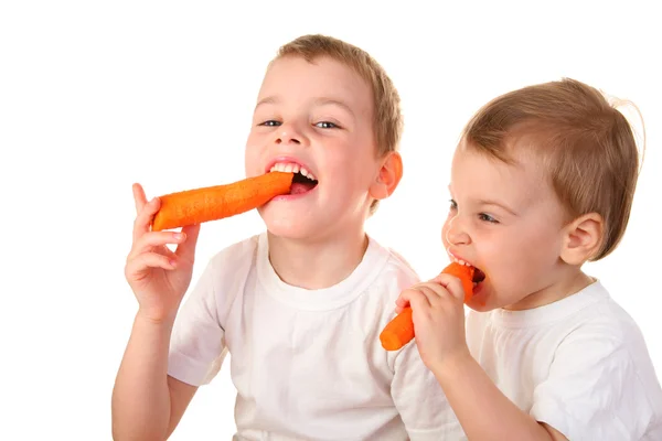 Размещение детей с морковью — стоковое фото