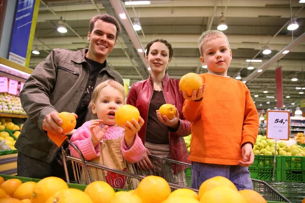 Семья с апельсинами — стоковое фото