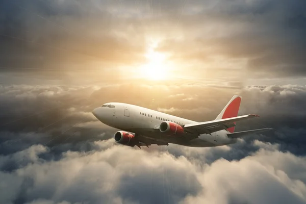 Самолет в небе на закате — стоковое фото