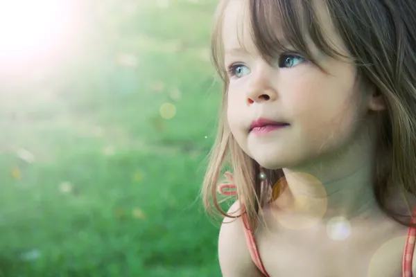 Очаровательны маленькая девочка, принятых крупным планом на открытом воздухе в s — стоковое фото