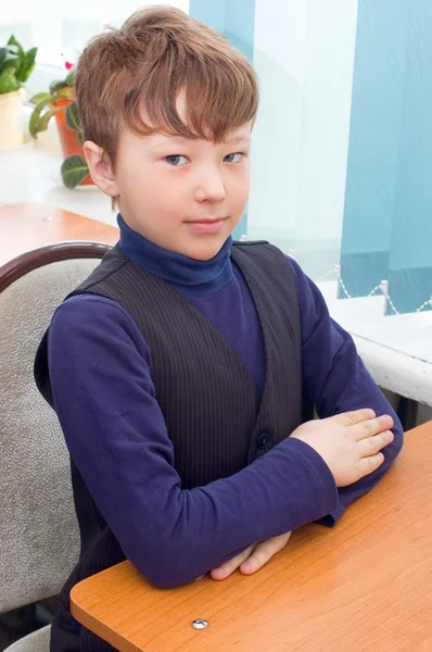 Ученик сидит за столом школа — стоковое фото