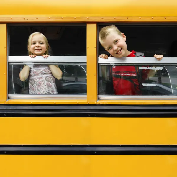 Дети в школьный автобус — стоковое фото