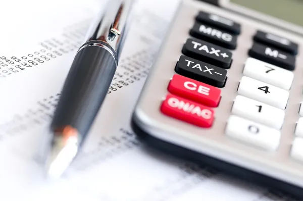Налоговый калькулятор и ручка — стоковое фото