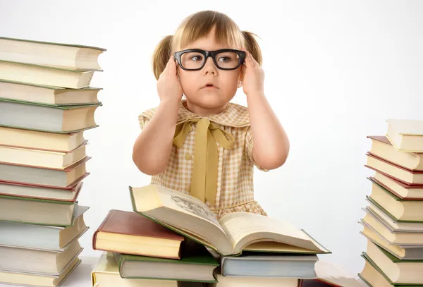 Маленькая девочка с книг носить очки — стоковое фото