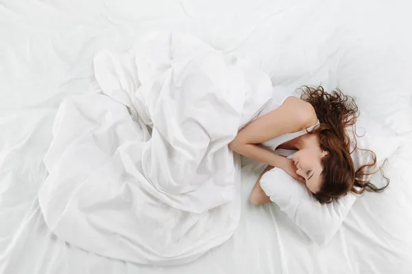 Женщина, спать на кровати — стоковое фото
