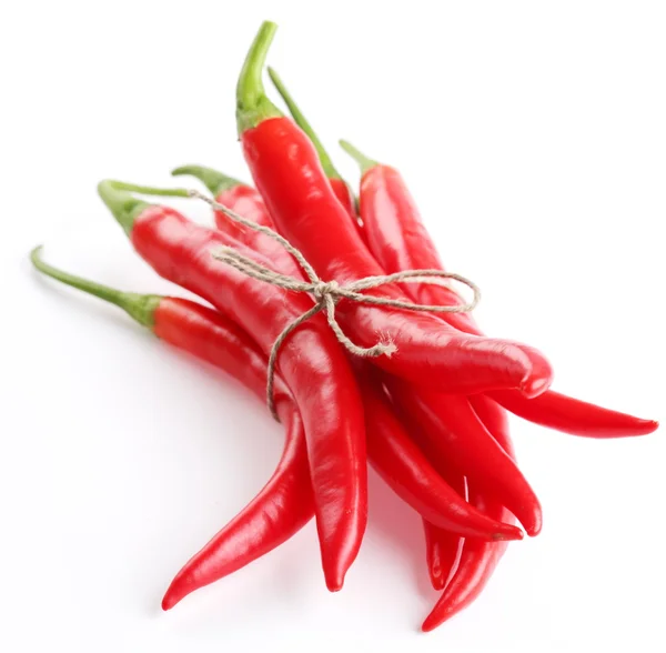 Стручки перца острый красный перец Чили на белом фоне — стоковое фото