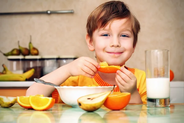 Мальчик, Завтрак — стоковое фото