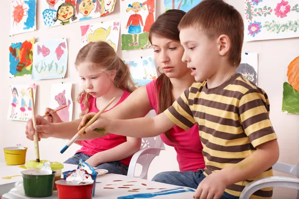 Дети, рисующие учителем в художественном классе — стоковое фото