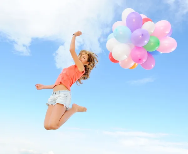 Счастливая девочка с красочными воздушными шарами — стоковое фото