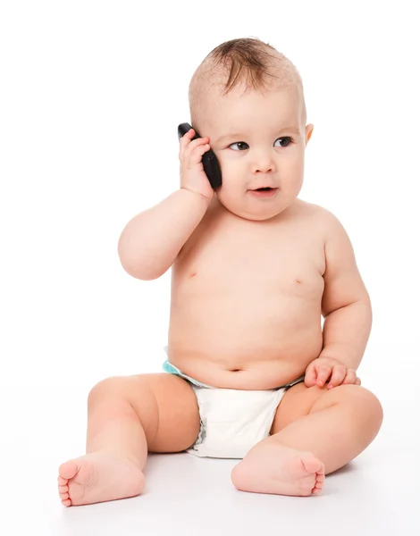 Милый маленький ребенок говорить на мобильный телефон — стоковое фото