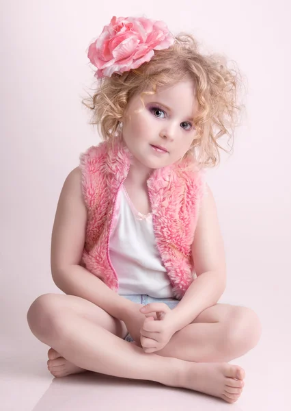 Маленькая девочка в модной одежде — стоковое фото