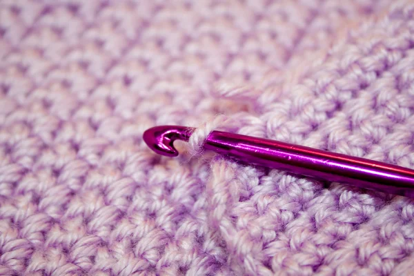 Пурпурную шерсть с крючком — стоковое фото