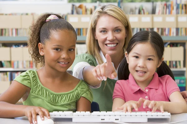 Воспитатель детского сада, сидеть с детьми на компьютер — стоковое фото