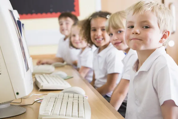 Мальчик, работа на компьютере в начальной школе — стоковое фото