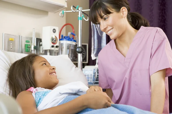 Медсестра разговаривать молодой пациент — стоковое фото