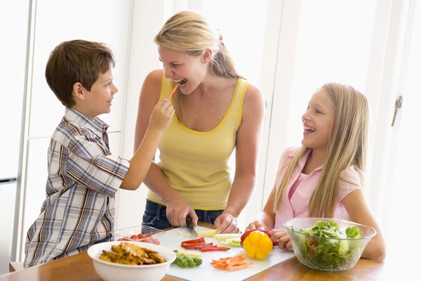 Мать и детей готовить еду, еды вместе — стоковое фото