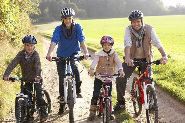 Молодые семьи позе с велосипедами в парке — стоковое фото