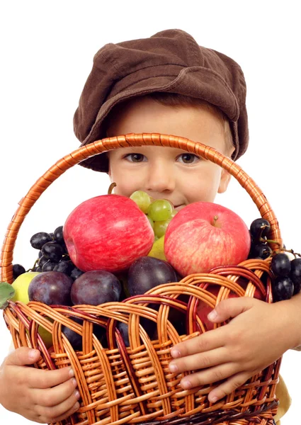 Маленький мальчик с корзинкой фруктов — стоковое фото