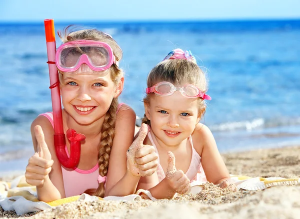 Ребенок, играя на пляже — стоковое фото