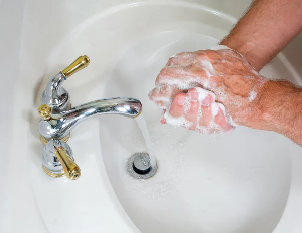 Старший Мужской мыть руки с мылом — стоковое фото