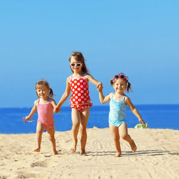 Дети, играющие на пляже — стоковое фото