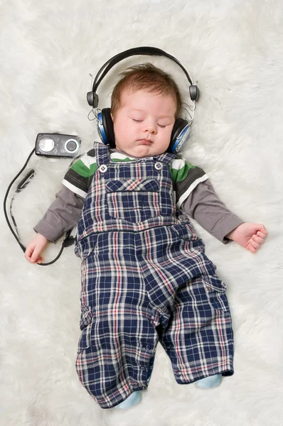 Новорожденного малыша прослушивания музыки — стоковое фото