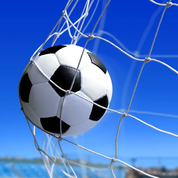 Футбольный мяч летит в сетку ворот — стоковое фото