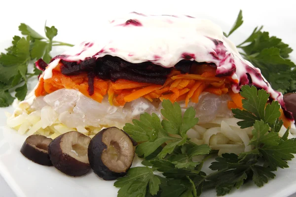 Русский салат «Сельдь под шубой — стоковое фото