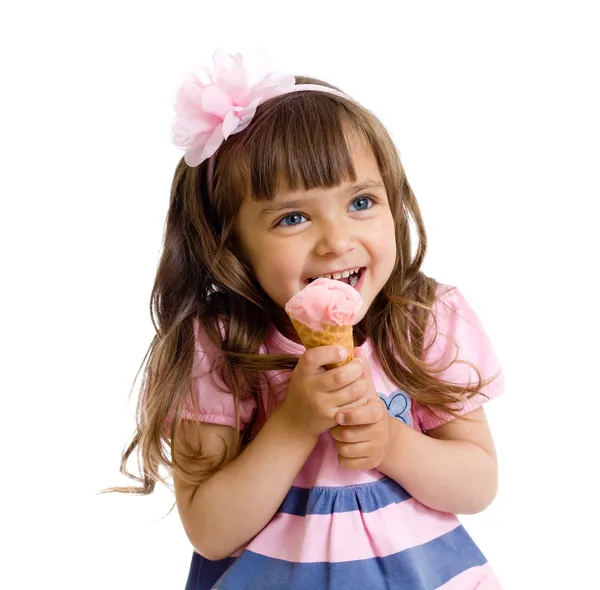 Маленькая девочка с мороженым в студии изолированные — стоковое фото