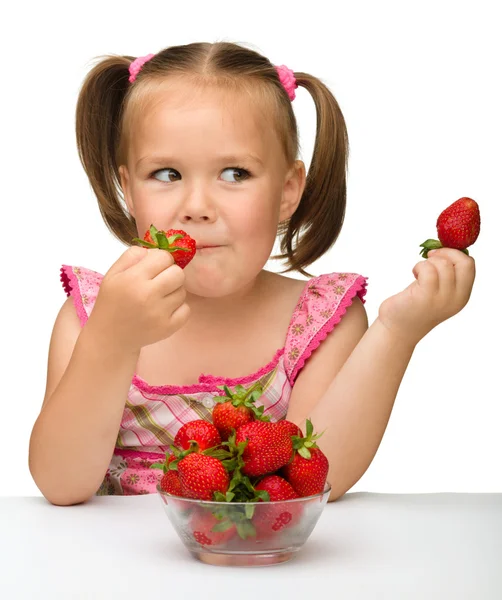 Счастливый маленькая девочка ест клубнику — стоковое фото